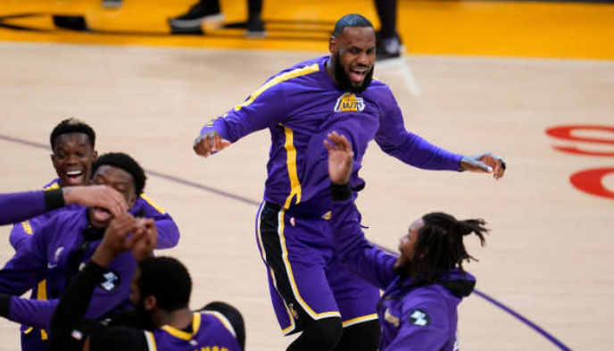 一夜3消息，费城签猛将！比尔可能缺席附加赛！NBA名嘴暗讽詹姆斯