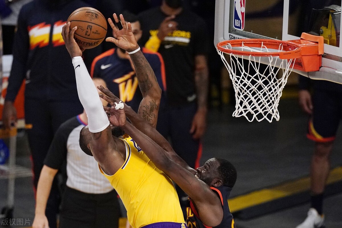 今日NBA：库里37分神勇，詹姆斯被戳眼扔进三分，利拉德大骂格林