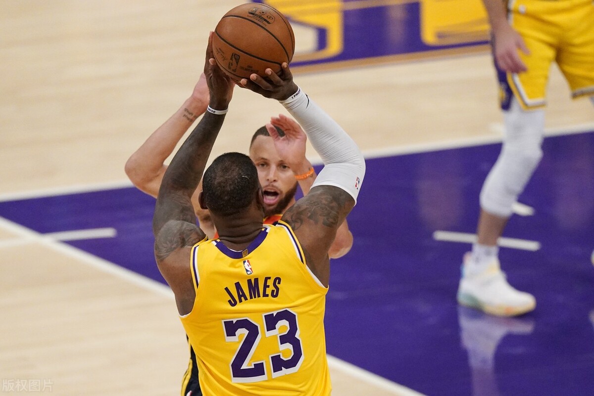今日NBA：库里37分神勇，詹姆斯被戳眼扔进三分，利拉德大骂格林