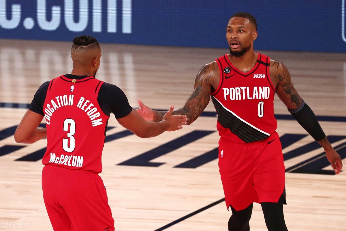 今日NBA：库里37分神勇，詹姆斯被戳眼扔进三分，利拉德大骂格林