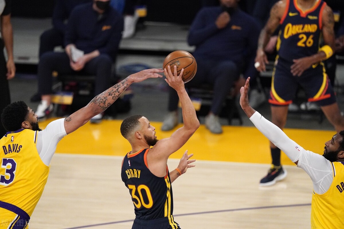 今日NBA：库里37分神勇，詹姆斯被戳眼扔进三分，利拉德大骂格林