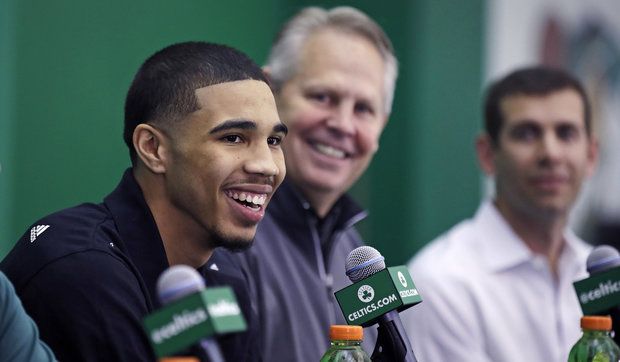 NBA疯狂一夜：凯尔特人灵魂人物选择离开，76人恩比德半月板撕裂