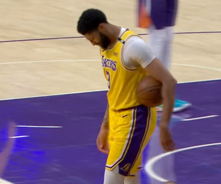 NBA航母开翻了！湖人出局的真正原因：支柱一倒下，全队玩完