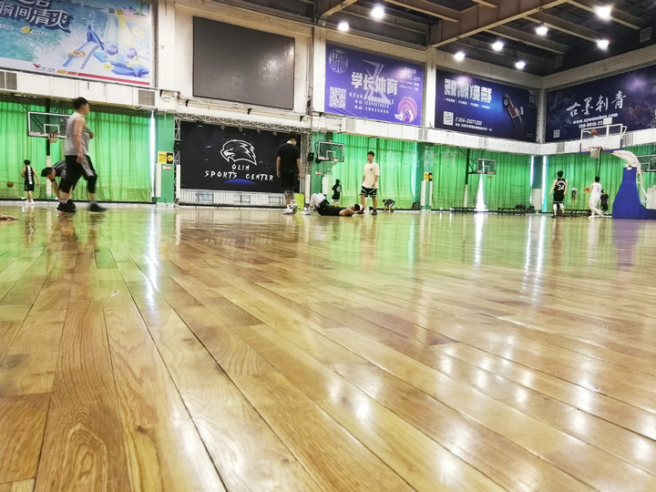 东奥体育|广州篮球馆地面铺什么材料？
