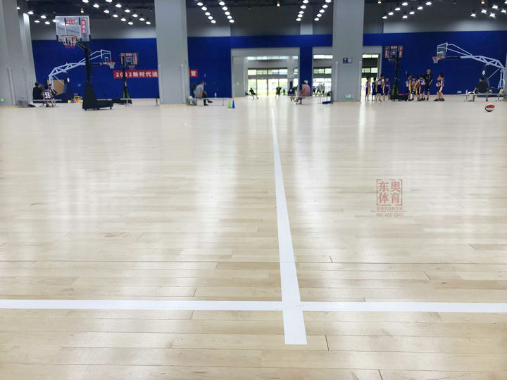 NBA赛场的地板是什么材质的？篮球馆体育木地板